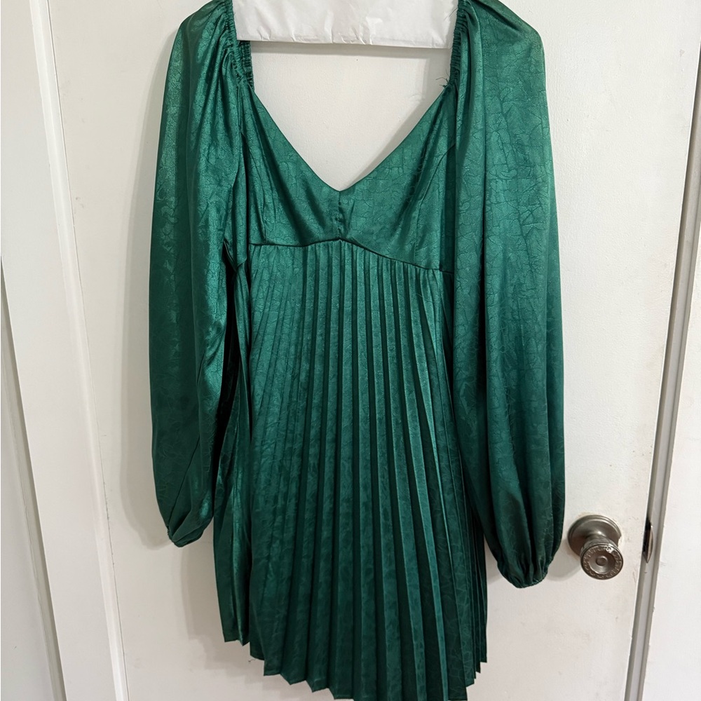 Elegant Green Pleated Dress